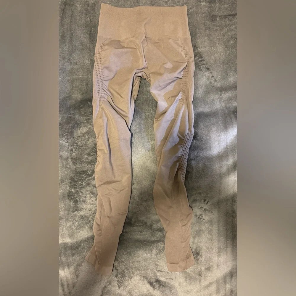 ALPHALETE AMPLIFY CONTOUR LEGGING
Women's Seamless Scrunch Legging - Picture 3 of 4